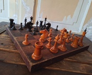 紅黑摩爾多瓦俄羅斯象棋組 — 1953 年製造的舊蘇聯象棋遊戲