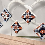 鄭王廟，耳針式耳環，鄭王廟磁磚圖案，淺色花朵，白色基底。