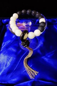 淨蓮梵塵手串~藥珀/白玉菩提根配黑檀蓮花跑環手串念珠！手串整串分別由10粒14mm白玉菩提及8粒14mm藥珀組成再配黑檀木蓮花黑白成對比高雅清新！禪意極濃~隨手串奉送錦袋一個！恕不議價！非誠勿擾多謝合