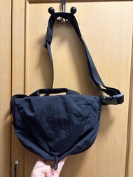 Lululemon curved bag 斜背包 可放水樽