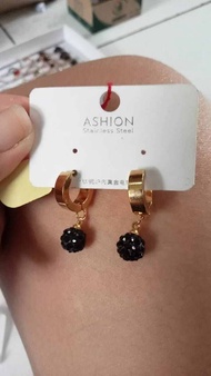 Anting giwang titanium bola permata hitam