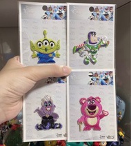(可熨貼帽鞋衣服上)日本迪士尼100周年會場限定lotso 勞蘇草莓熊烏蘇拉美人魚Ariel刺繡公仔衣服鞋帽裝飾。巴斯光年胡迪三眼仔朔克天王公仔 Disney 胡迪翠絲 Toy Story泡泡龍 史迪