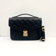 LV Pochette Métis黑色牛皮壓紋郵差包