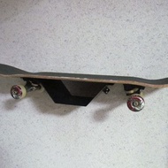 金屬製滑板架　滑板置物架　滑板收納於牆上　下方可置物或放零件