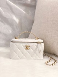 22S最新爆款 專屬VIP款式 非常難買 最矚目CHANEL字手柄系列 全新現貨  Chanel Vanity with Chain with Top Handle 英文字手柄長盒子 長盒 盒仔 rectangular vanity (黑色 BLACK /白色 WHITE X 金扣 GOLD HW) 菱格紋 羊皮/魚子醬牛皮 (附專櫃單)