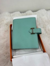 👝Hermes Bean H Short Wallet Bleu Atoll Chevre Mysore PHW Stamp A 愛馬仕bearn h 馬卡龍藍金扣短款皮夾 銀扣 山羊皮銀扣 A刻