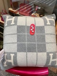 典精品名店 Hermes 全新 真品 灰色 Avalon III 抱枕 枕頭 靠枕 50x50 cm 現貨