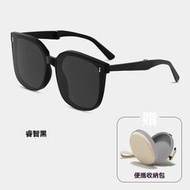 專為女性打造的偏光太陽眼鏡 高級感設計盡顯優雅氣質 可折疊便攜設計輕鬆收納出行無負擔 強大偏光功能有效防紫外線 保護雙眼免受強光傷害 時尚與實用並存 是夏日出遊逛街的必備時尚單品 讓你輕鬆成為焦點