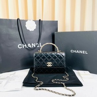 專櫃價7.8折！Chanel香奈兒  24P新款 黑金珍珠手柄 黑色油臘皮風琴包 小羊皮材質菱格紋  超美珍珠手柄 斜挎手提都很美