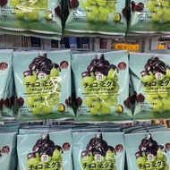 Japan Japan 711 Grape Jelly Filled Chocolate Snacks Green Candies tt26.5.7