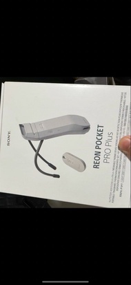 TORRAS COOLiFY Cyber Fold 便攜掛頸式冷暖氣機。