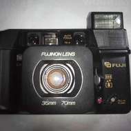 富士底片相機，Fuji，底片相機，古董相機，相機，攝影機～Fuji富士底片相機（二段式閃光燈，彈跳式背蓋）（功能正常，贈送電池）（裝填與拿取底片，均從相機底部抽取，快速方便）