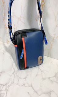 💫Coach Crossbody Bag 🎩100% New   超實用小包  單肩斜咩都適合   側面有一個拉鍊袋，可以隨時放手機等物件  超級方便  背面是一個網狀口袋  肩帶🉑️調節  尺寸：15(底長)*22.5(高)*5.5(底寬)