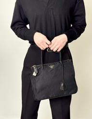 【VintageShop solo 日本直送中古包專賣店】PRADA 普拉達 托特包 黑色 經典三角標誌 尼龍 附鎖頭 vintage 古著 a6ap6j