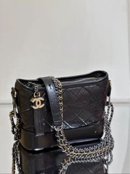 ｛Hit Item❤️‍🔥} Chanel🖤Gabrielle黑色流浪包小號 二手95新有28卡貼/塵袋/盒 💖✨