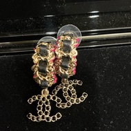 Chanel 皮穿黑鑽雙C針式耳環