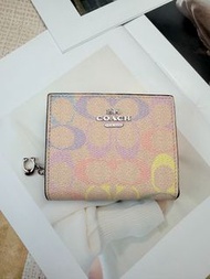 全新COACH蔻馳短款零錢包，經典馬車logo+多彩印花