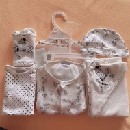 Rockabye baby  0-3M 嬰兒精品套裝5件組 （帽子、無袖包屁衣、長袖包腳連身服、圍兜、包巾）二手