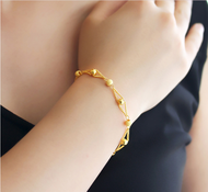 {Ready Stock}  2021 New 18k saudi Gold pawnable woman clover four-leaf clover heart-shaped bracelet pure gold bracelet