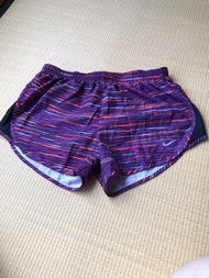 NIKE DRI-FIT 吸濕排汗有內襯 運動短褲(紫色條紋）
