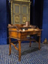⚜️卡卡頌 皇家 .歐洲古董 ⚜️英國 胡桃木 可掀式 桌面自動收闔 寫字桌 書桌- 特殊完整漂亮 G184