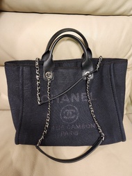 母親節激減$22800   Chanel 新款Deauville Tote Bag 晶片細碼 附有黑色小pouch,  專門店售價$35900