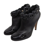 狀況極佳 ▲CHANEL G31795 Coco Mark 五金零件，山茶花裝飾，漆皮踝靴/短靴，黑色，尺寸 38.5，義大利製造，女款。