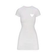 Kardashian SKIMS Womens Love Heart เดรส แขนสั้นวันวาเลนไทน์เสื้อยืดความยาวกลางสไตล์เอวธรรมชาติการผลิ