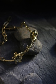 DEFY 手鐲上的骷髏頭。