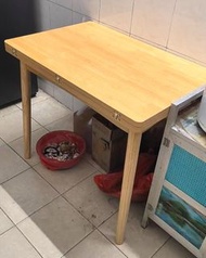 95%新 實木木製 折叠餐枱 餐桌 (折叠前尺寸為60cm×90cm，折叠後尺寸為90cm×120cm，葵涌石梨自取)