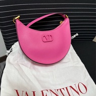 Valentino Garavani VLogo 小牛皮半月腋下包（桃紅）