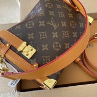 Premium Quality For Women 1: 1L- Handbag Style Ladies Crossbody Bag Is Versatile With Box lady bag