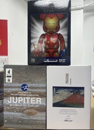 bearbrick BE@RBRICK 鋼鐵人 Mark 50 100% & 400% 套裝，來自漫威無限傳奇系列。 左側： BE@RBRICK 朱諾號任務週年紀念版，100% & 400% 套裝。 