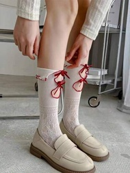 1雙白色襪子，紅色綁帶花紋中空雙蝴蝶結和花边中筒復古絲襪和褲襪