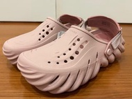 《現貨m7》全新 粉色 Crocs Echo Clog 卡駱馳 波波鞋 洞洞鞋 涼鞋 男 女 中性 Unisex 沙灘鞋 涼鞋 拖鞋 克駱格