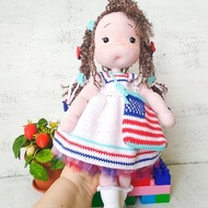 钩针沃尔多夫娃娃与一套衣服. 手工制作的蒂尔达娃娃. 生日娃娃