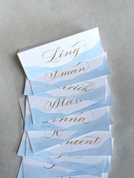 西洋書法手寫婚禮宴會座位卡（粉藍企款)  Calligraphy Place Card