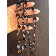 Natural twisted hill and lip necklace 8-17 mm long, 73 cm long, tested by UV on the lock, glued to a