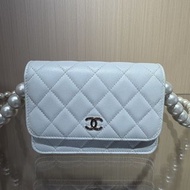 Chanel 珍珠鏈帶銀包
