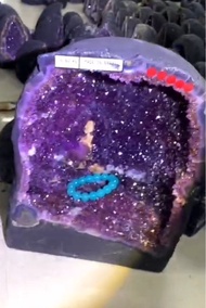 紫晶洞：重量：20.1公斤  頂級✨🔥土形紫晶洞鄙薄餡靚，💙藍色鈦邊瑪瑙雙色呈現🎉🎉🎉 尺寸：32×24×10cm