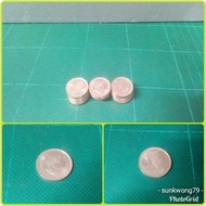 2005年加拿大1美分（1 Cent / Penny）20個
硬幣是一款已經停產且極具收藏趣味的流通貨幣。加拿大已於2012年起停止發行1美分硬幣，並回收了絕大多數進行熔解，這使得現存的硬幣更具紀念價