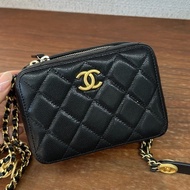 Chanel香奈兒22a 高級手工坊系列 金幣相機包 黑色金扣魚子醬牛皮 芯片款 無附件