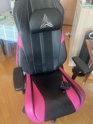 Osim 電競按摩椅 黑色配粉紅色