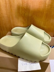 Adidas YEEZY SLIDE RESIN 拖鞋 (UK 11)