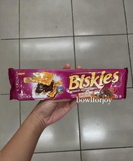 Biskies crunchy milk crackers with creamy chocolate
