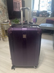 紫色硬殼行李箱連密碼鎖