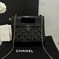 Chanel 23 黑金漆皮口蓋郵差包 秀款 公文包 手提單肩斜挎包