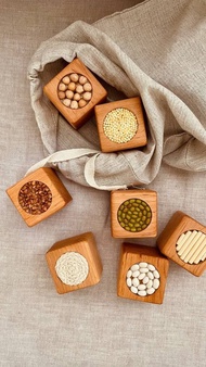 孩子们的感官木块-一套9个自然蒙特梭利玩具。