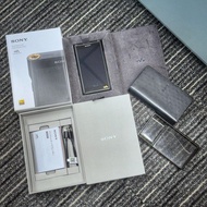 99%新 100%操作正常 購自日本 Sony NW-WM1AM2 Walkman 數碼媒體播放器 黑磚二代 全套 有盒 齊配件 送原裝Sony皮套 (價值$880) 黑色透明膠套 機身完美 冇崩冇花