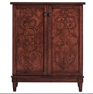 英式復古華麗雕花摩洛哥風格多功能餐邊櫃,大容量紅酒收納櫃. 創意與古典美學相結合.連櫃門都可以放置紅酒,餐具,酒杯. 設有紅酒架,櫃桶.收納空間非常大. 係一款型格,復古又超級實用的餐邊櫃. 呎吋:9